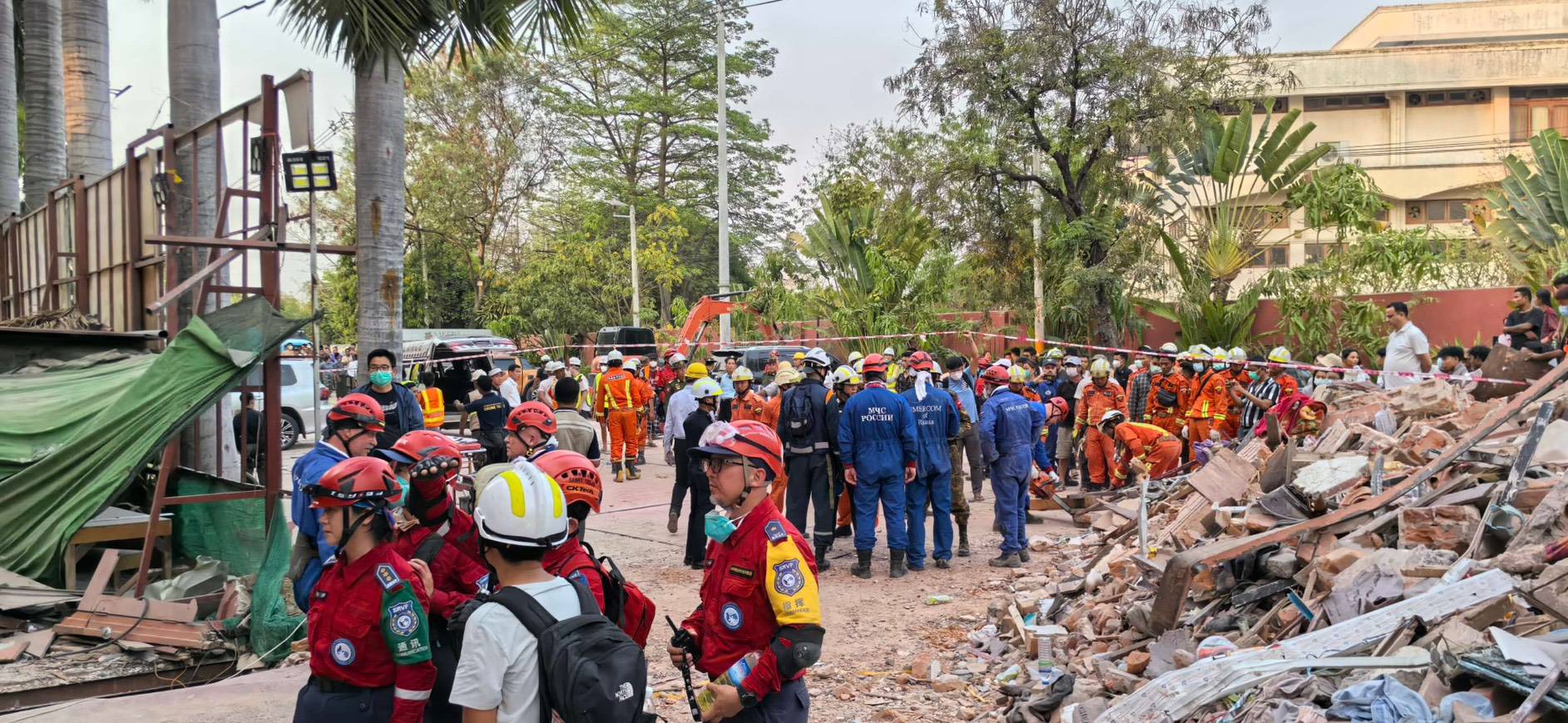救援隊在緬甸地震災區進行救援。(緬甸台商總會秘書長羅振華提供)