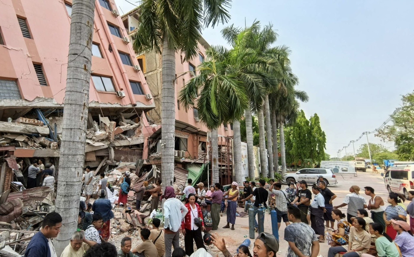 緬甸首都奈比多也是地震重災區之一，到處可見斷垣殘壁，交通中斷也導致外界救援想要進去，困難重重。(中華基督教救助協會提供)