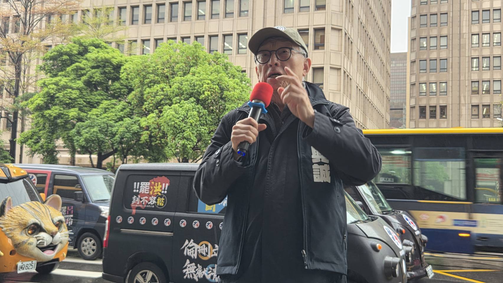 聯電創辦人曹興誠領軍宣布，在全台35個國民黨罷免選區啟動「胖卡車巡迴車」連署，展現罷免行動的強大決心與公民力量，確保二階連署成功達標。 （劉玉秋 攝）