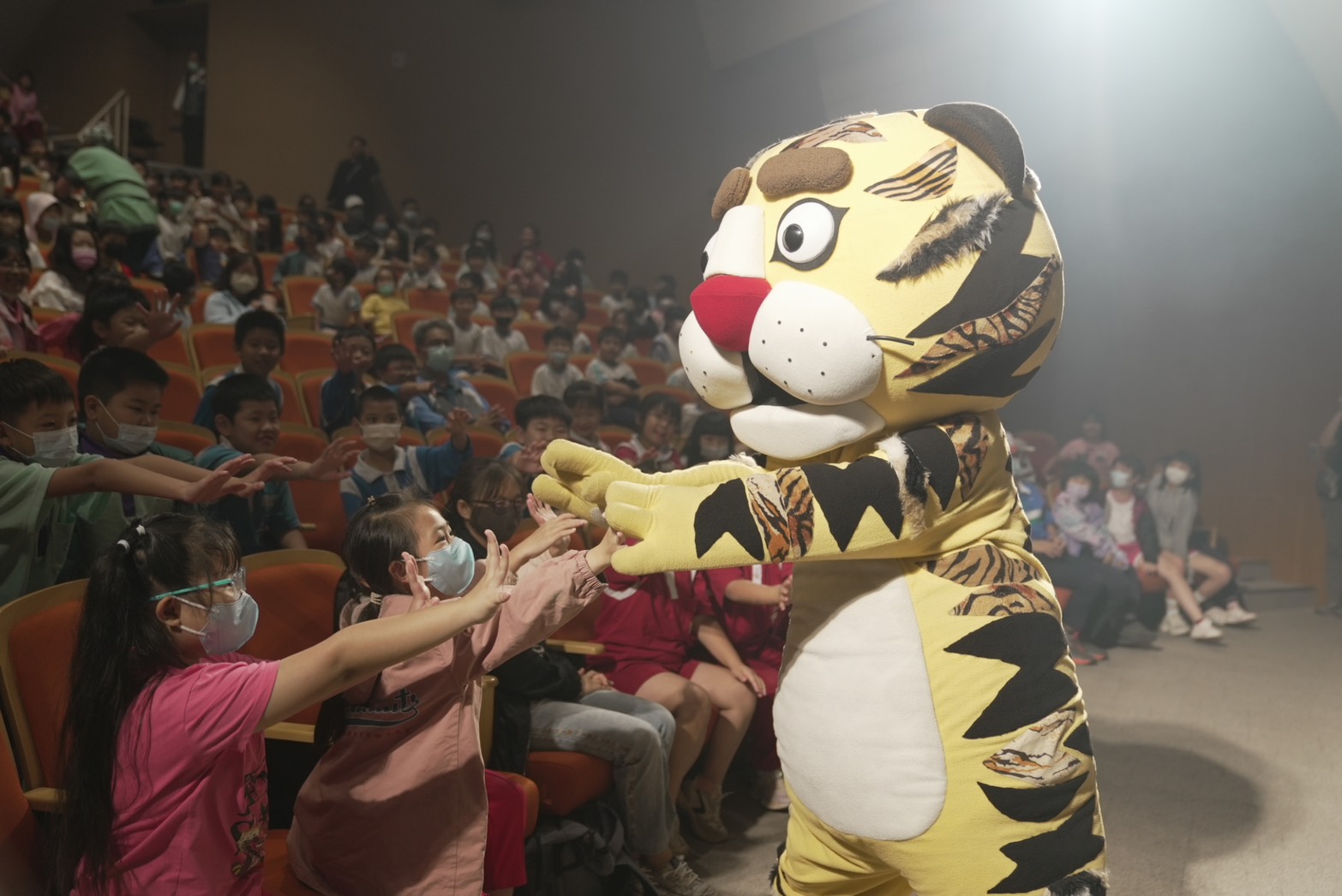 屏東縣政府聯手紙風車劇團，即日起至4月2日於屏東藝術館帶來12場《武松打虎》精彩演出。（紙風車劇團提供）