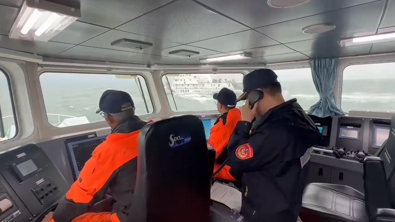 2艘中國海警船於1日上午進入我國馬祖西引及烏坵禁限制水域，疑似配合中共軍演對我國進行灰色襲擾，海巡署立即調派船艦全程對應。(海巡署提供)