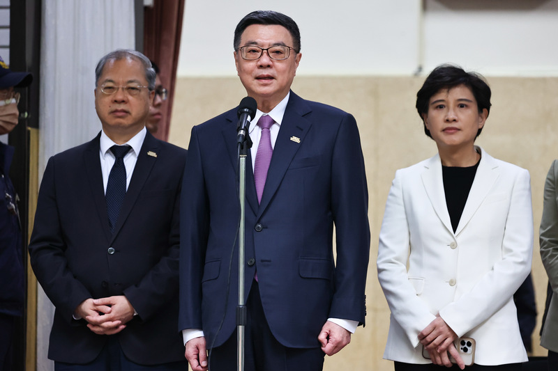 行政院長卓榮泰(中)1日上午赴立法院列席院會，會前接受媒體聯訪。右為行政院副院長鄭麗君、左為行政院祕書長龔明鑫。(圖：中央社)