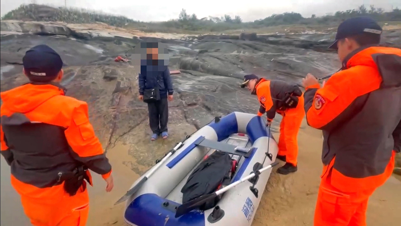 海巡署金馬澎分署1日清晨查獲1名中國籍男性企圖偷渡入境，已將相關人船押返調查。（海洋委員會海巡署金馬澎分署提供/中央社)