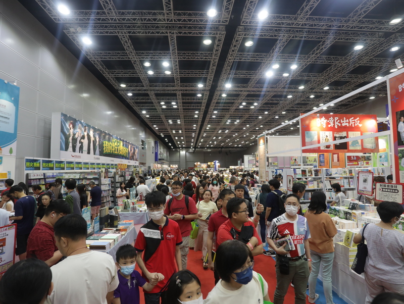 第19屆馬來西亞海外華文書展盛大展出，吸引大批讀者前往購書，品味書香。(圖：中央社)