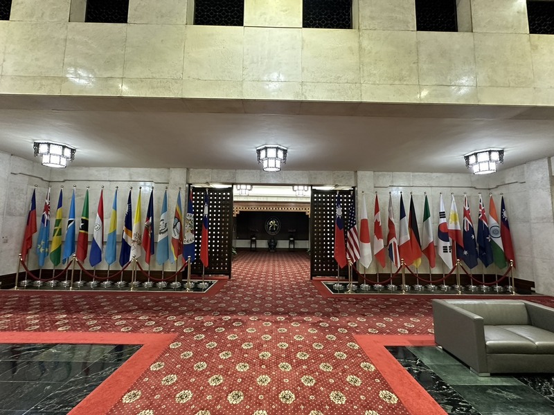 外交部正門口除了12個友邦國旗，1日新增12面包括G7國以及印太國家國旗，除了中華民國台灣國旗，總數來到24面。(圖：中央社)