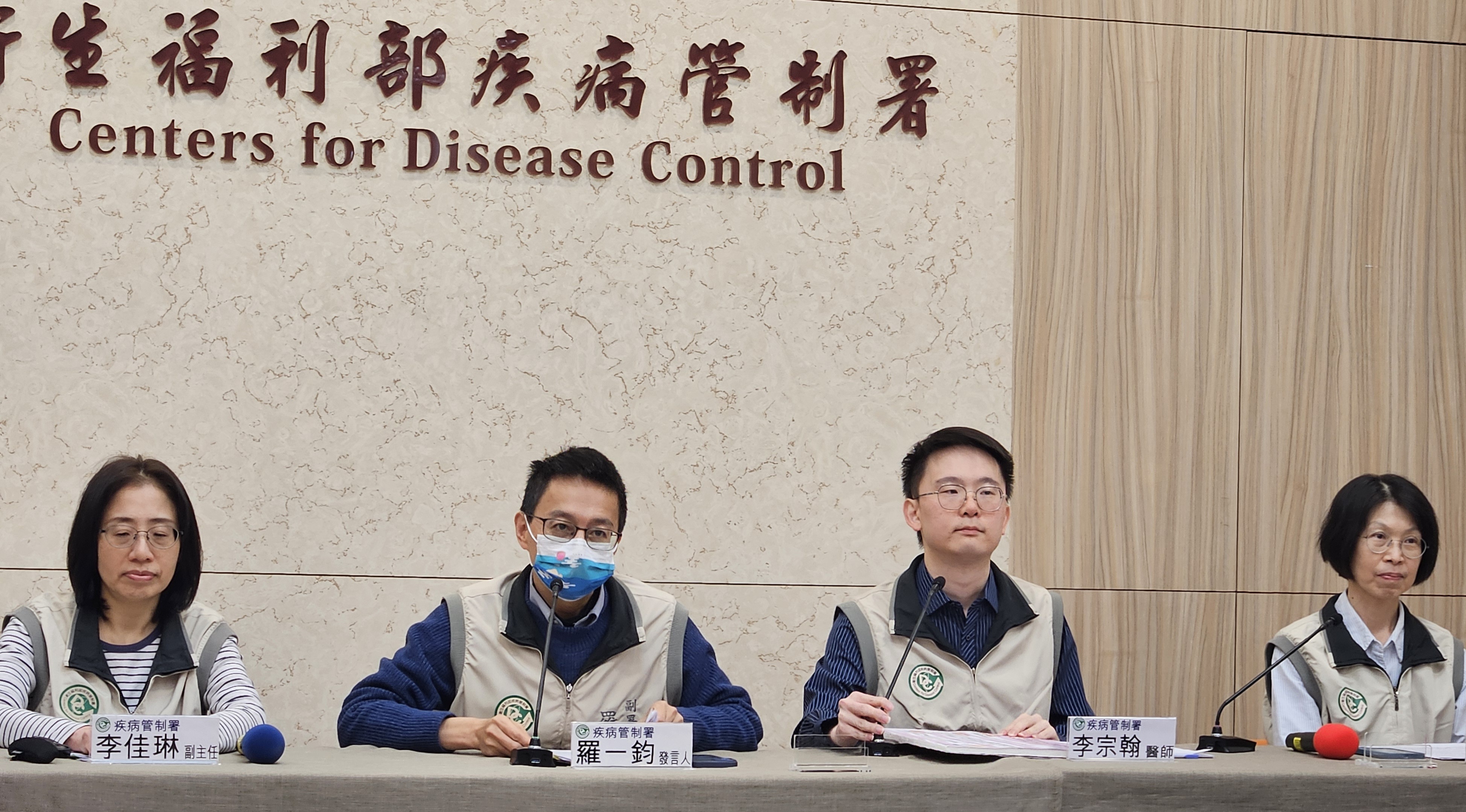 羅一鈞(左2)1日表示，台灣百日咳疫情創6年同期新高。(劉品希 攝)