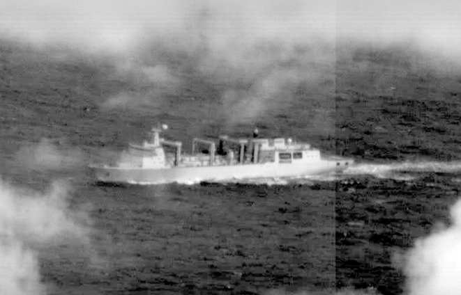 國軍RF-16監控中共901型快速戰鬥支援艦。(國防部提供)