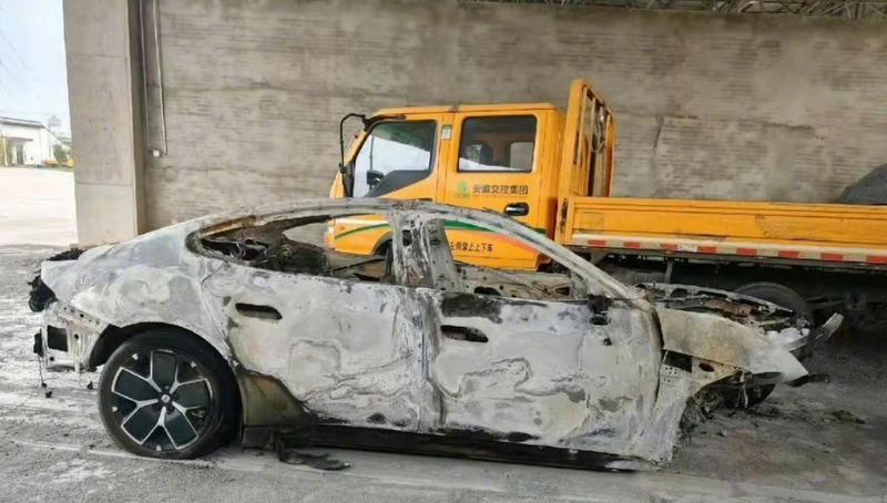 小米SU7電動車在安徽省高速公路碰撞後起火，釀成死亡車禍。（微博）
