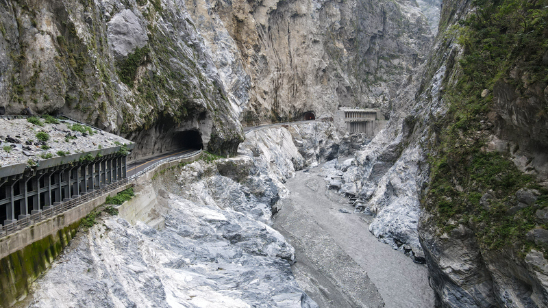 花蓮0403大地震重創太魯閣國家公園，時隔一年，花蓮太魯閣峽谷山壁仍整片灰禿，傷痕累累，主要道路部分採管制時段放行。(圖：中央社)