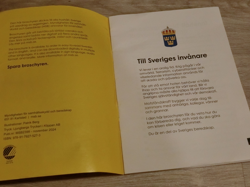 瑞典2024年11月發行最新的民防手冊「如果危機或戰爭來臨」，強調全民防衛的重要性。圖為手冊第一頁。 (圖：中央社)