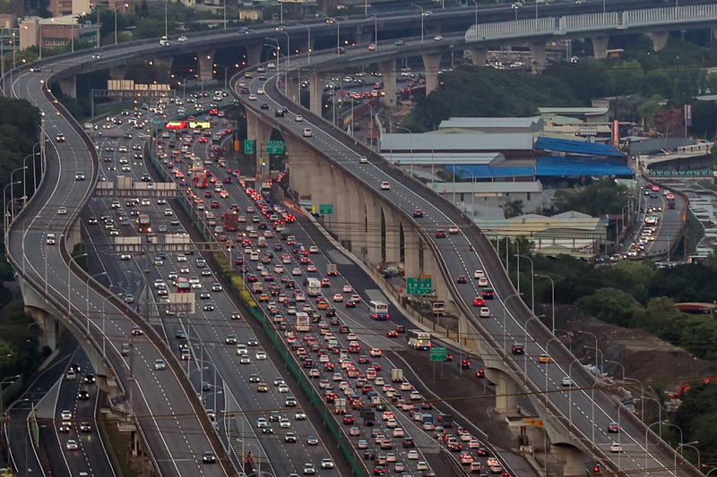 清明4天連假將開跑，2日為連假前最後上班日，國道1號五股泰山段傍晚湧現車潮，車輛排成長龍、車多壅塞。(圖：中央社)