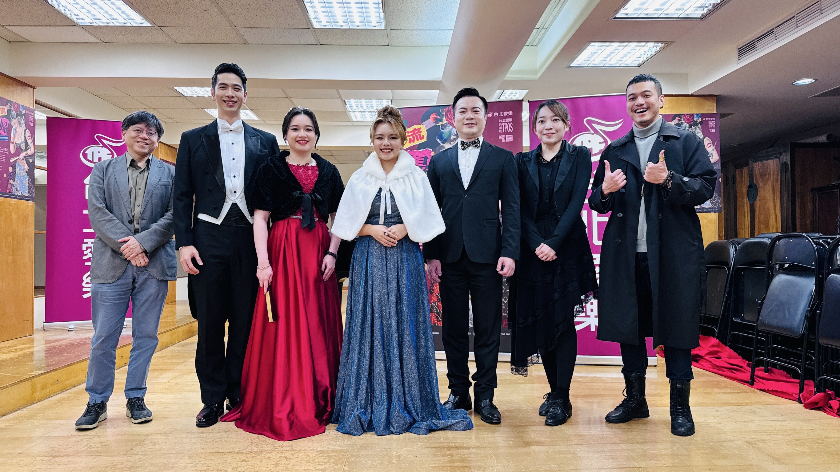 台北愛樂歌劇坊演出雷哈爾《風流寡婦》。左起為音樂總監暨指揮邱君強、聲樂家宮天平、凌孟汶、林蕭淳顄、林政勳；鋼琴家陳慧宇、導演陳昶旭。(台北愛樂歌劇坊提供)