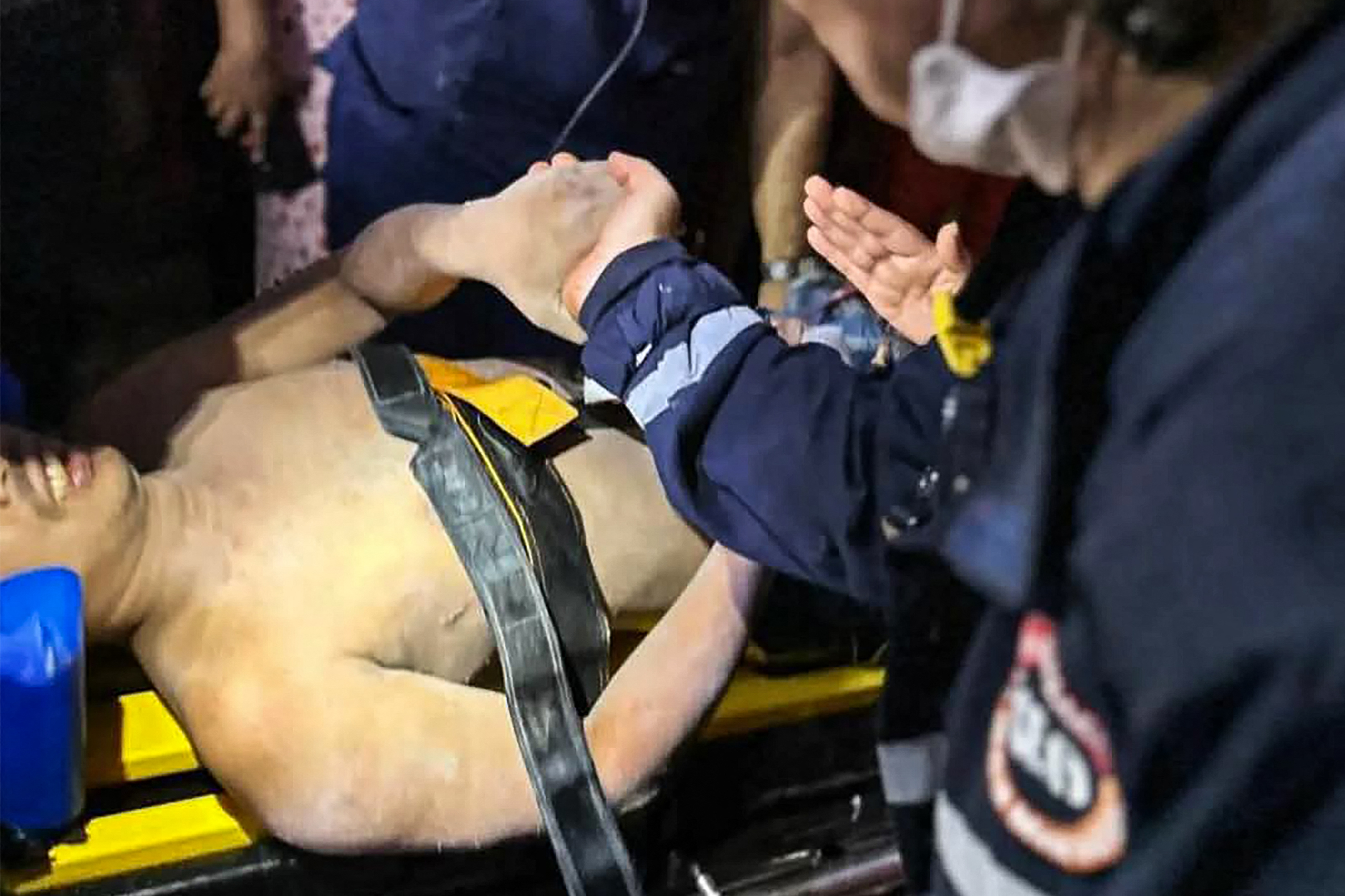 由緬甸和土耳其救難人員組成的聯合小組將一名男子從奈比多一家飯店的廢墟中救出。(Myanmar Military Information Team/AFP)