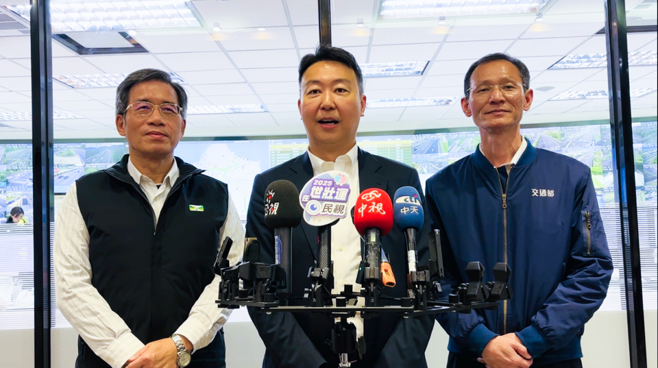 交通部長陳世凱(中)2日在公共運輸及監理司長林福山(右)與高公局長趙興華(左)陪同下，前往高公局北區交控中心視察國道疏運的整備情況，並於視察後受訪。(高公局提供)