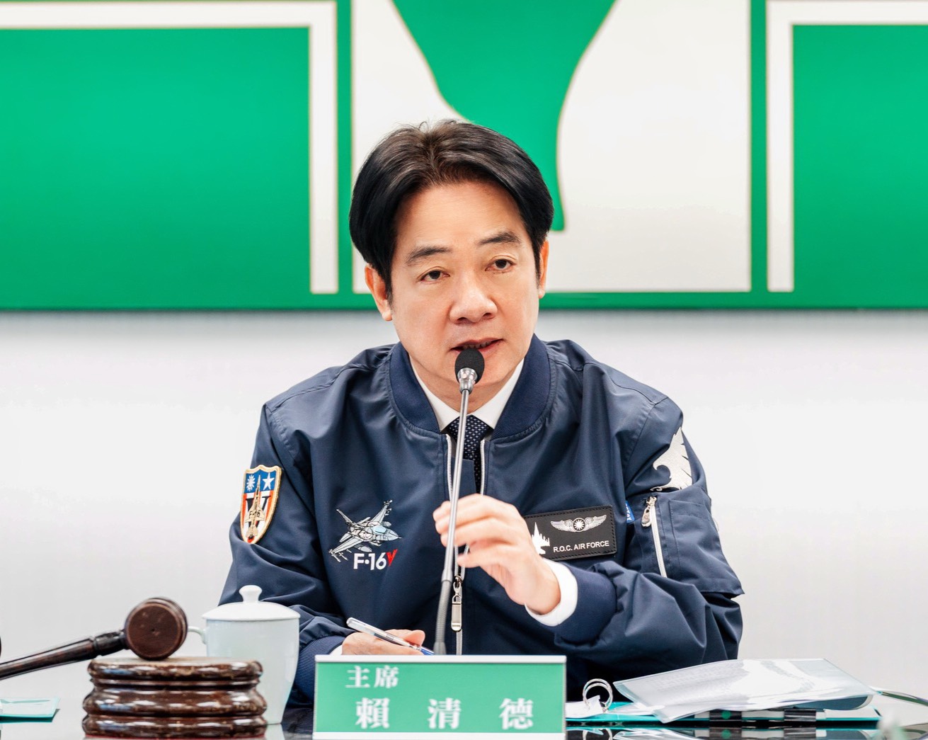 兼任民進黨主席的賴清德總統2日在中常會上表示，他看到多名退將表態反共很感動。(民進黨提供)