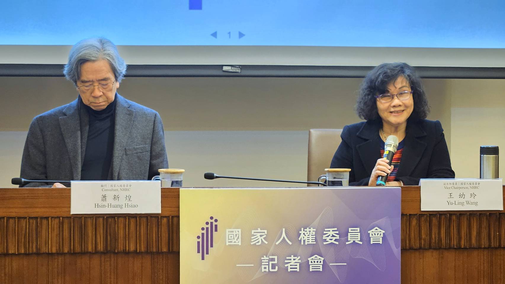 人權會副主委王幼玲(右)與人權會顧問蕭新煌(左)2日公布國民人權意識調查結果，王幼玲在回答媒體提問時，說明人權會對於中配因發表武統言論而遭驅離的立場。(歐陽夢萍 攝)