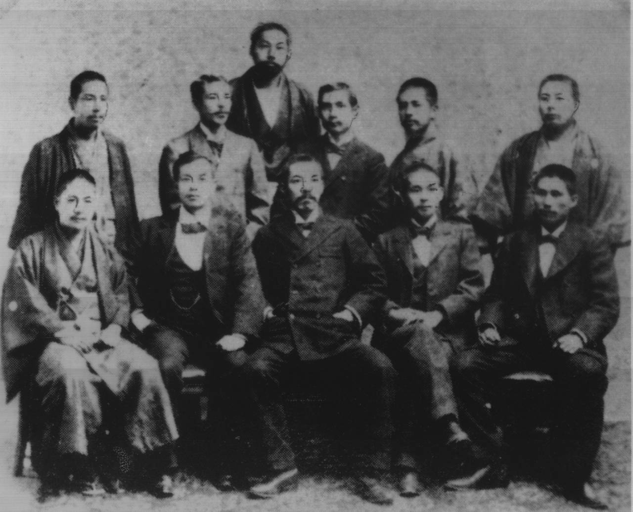 與日本友人在一起的孫中山。(圖：維基百科)