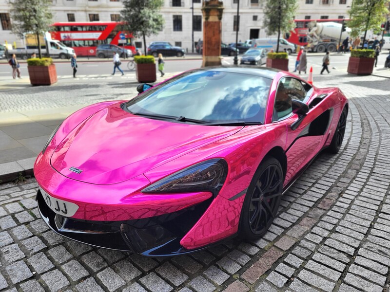 美國2日對各國家地區宣布「對等關稅」稅率，英國遭徵10%基本稅率，但輸美車輛仍遭徵25%高額關稅，3日起生效，汽車業者難以樂觀。圖為英國麥拉倫（McLaren）跑車。 (圖：中央社)