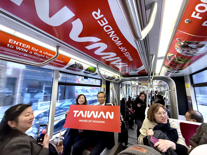 觀光署駐紐約辦事處邀請近百位多倫多旅遊業者及媒體，體驗台灣觀光彩繪電車。 (圖：中央社)