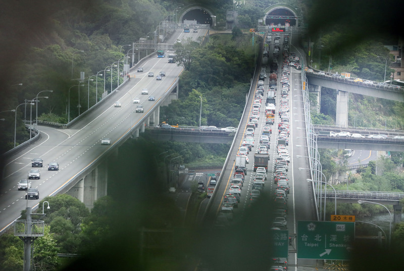 清明連假第1天，國道多處路段車流量大，高公局提醒，4日適逢清明節與兒童節，研判將湧現大量的掃墓及出遊車潮，提醒民眾避開10多處可能車多壅塞的路段及時段。 (圖：中央社)