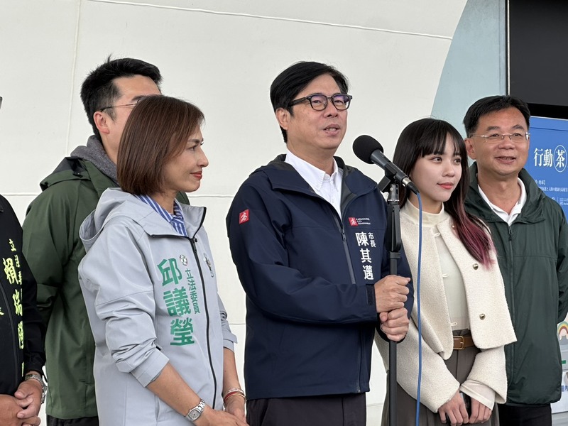 高雄市長陳其邁（前左2）3日到衛武營參加兒童節活動，會前聯訪時提及美國對台灣課徵32%關稅一事表示，後續有賴行政院繼續和美方磋商，若能就不同行業別有不同關稅來調節，較能反映真實台美貿易狀況。 (圖：中央社)