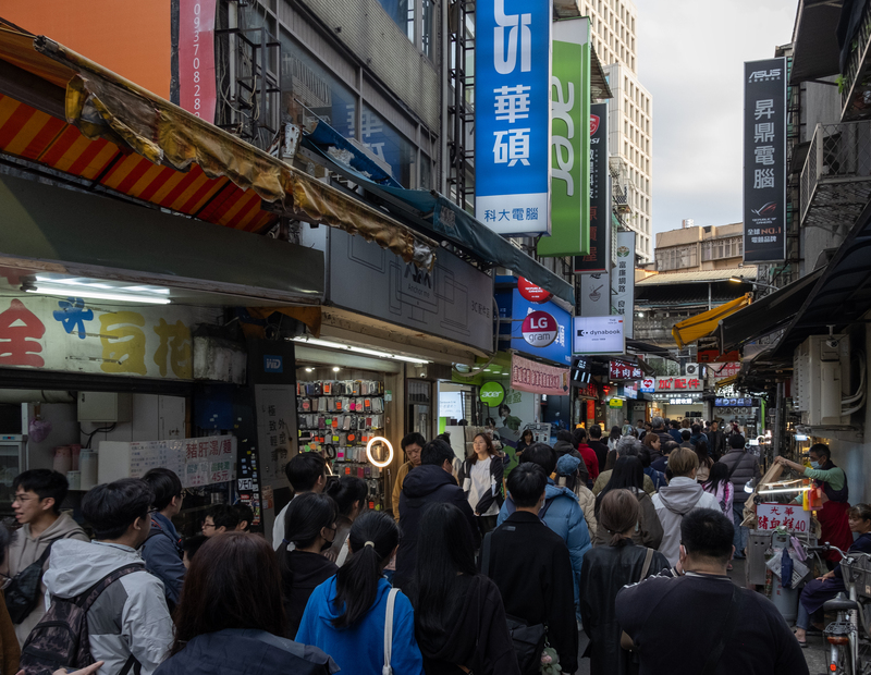 美國總統川普宣布以國家為基礎課徵對等關稅，引起各國譁然，針對台灣的稅率訂為32%。圖為台北市以販售電腦3C設備知名的八德商圈3日午後人潮。 (圖：中央社)