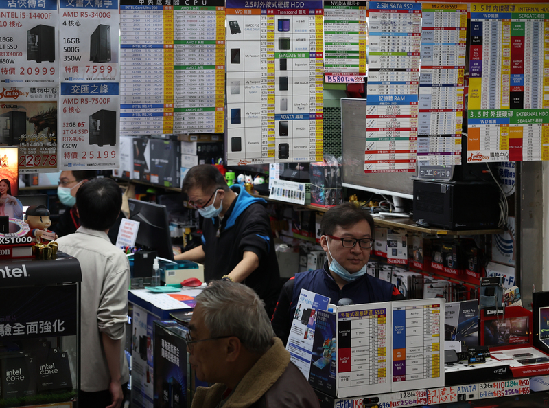 美國總統川普宣布對台灣課徵32%關稅，其中半導體等項目暫時未納入，不過伺服器和電腦零附件等對美出口大宗貨品首當其衝。圖攝於台北市光華數位新天地。(圖：中央社)