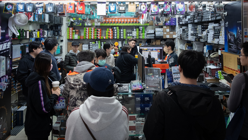 美國總統川普宣布對台灣課徵32%關稅，伺服器和電腦零附件等對美出口大宗貨品首當其衝，鋼鐵、藥物與半導體等項目則暫時可豁免。圖為台北光華商場消費人潮，民眾前往購買電腦相關配件設備。中央社記者趙世勳攝  114年4月3日 (圖：中央社)