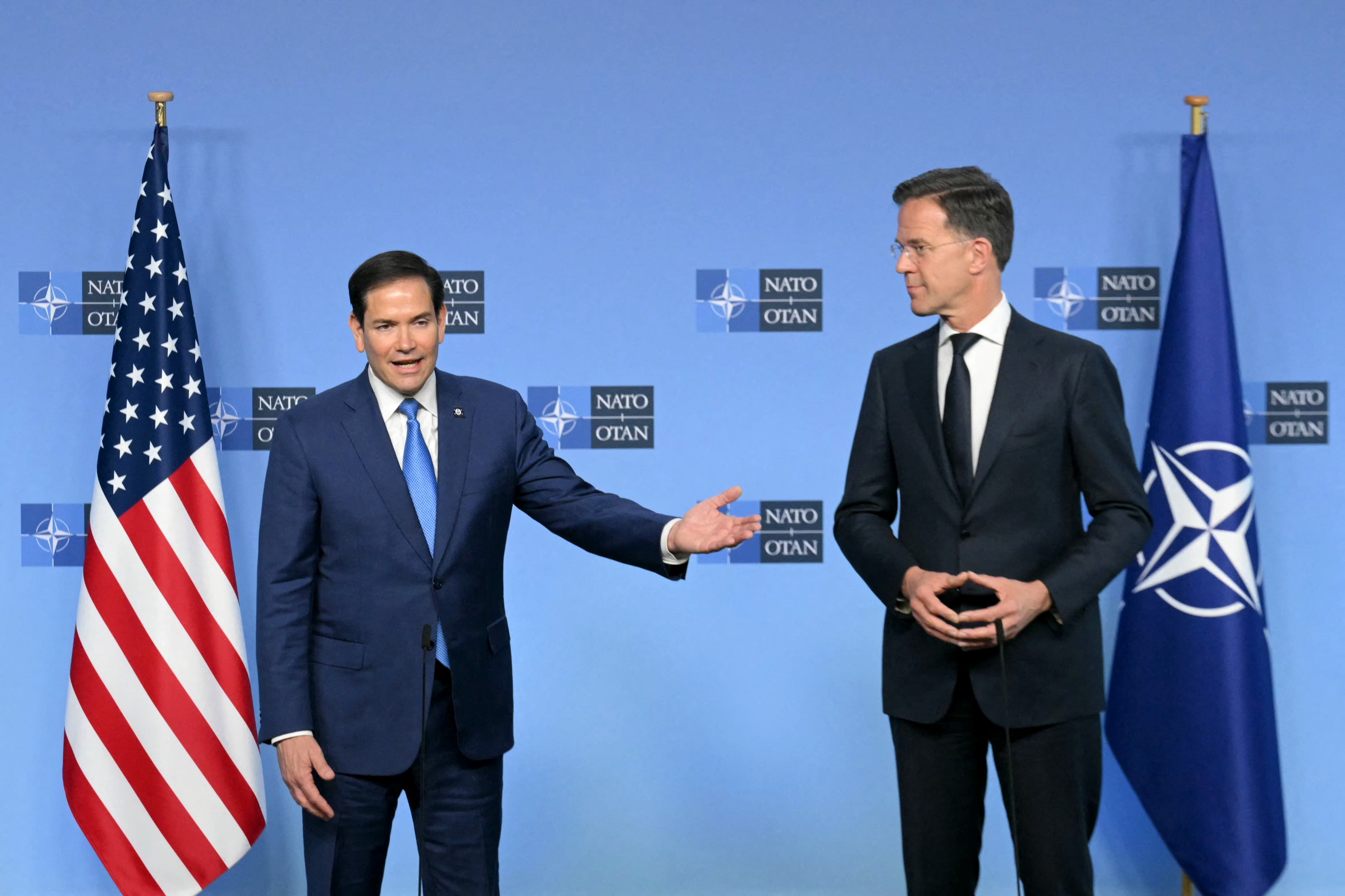 美國國務卿盧比歐(Marco Rubio)(左)出席北約外長峰會，與北約秘書長呂特(右)共同會見媒體。(AFP)