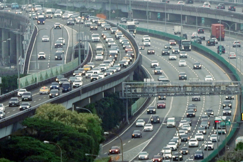 5日是清明節連假第3天，國道午後多處北向路段塞車，車速在40公里以下。圖為國道1號台北市部分路段車況。(圖：中央社)