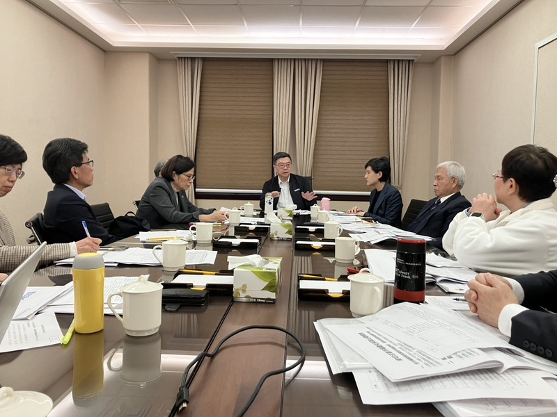 美國宣布對等關稅，全球股市應聲下跌，為穩定金融市場，行政院長卓榮泰（中）5日聽取中央銀行、金管會、財政部等金融措施報告。(圖：中央社)