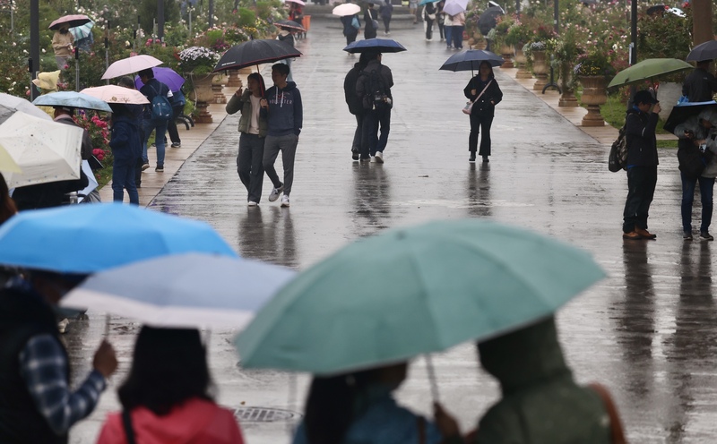 中央氣象署今天(9日)表示，本週2波鋒面影響，首波今晚起至明天(10日)、第2波預計12日通過，鋒面影響期間中部以北防局部大雨，各地有陣雨或雷雨。(示意圖：中央社)