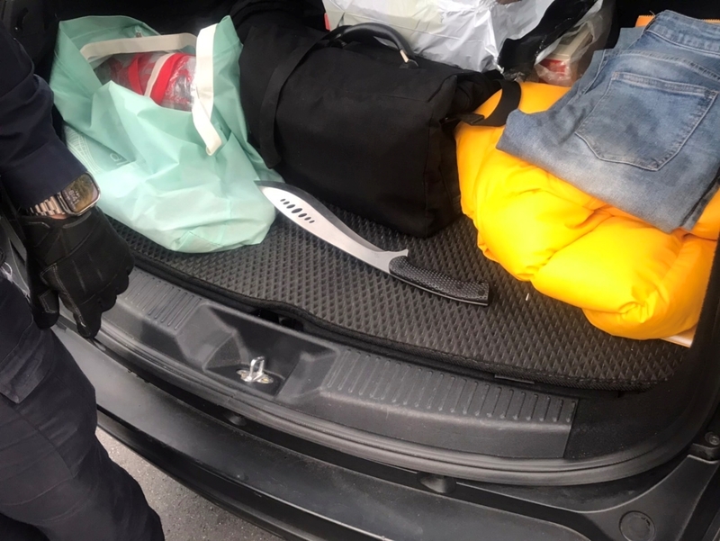一名韓國籍留學生5日在西門町無故遭周姓男子持開山刀刺傷，周男犯後開車逃逸，警方獲報循線攔車逮人，經查周男酒測值超標，並在後車箱發現凶器開山刀。（警方提供） (圖：中央社)