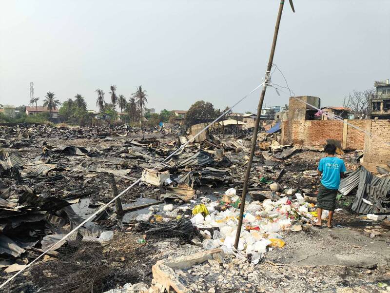 緬甸3月發生強震，引發瓦城一所大學失火，焚毀逾6萬名高中生的大學入學考試答題卷，為此他們須於6月重考。(圖：中央社)