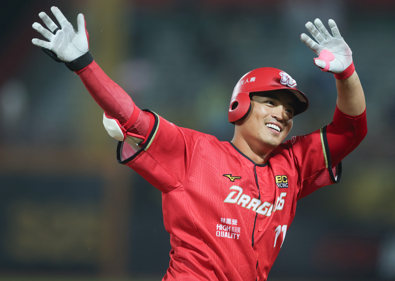 中華職棒味全龍隊朱育賢生涯千安里程碑5日在天母棒球場達成，且第1000支安打正好也是全壘打，他繞過三壘時開心揮舞雙手、向隊友致意。(圖：中央社)