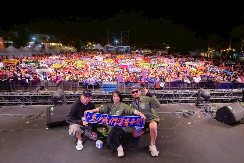 總統賴清德4日在2025台灣祭以影片獻聲卻遭藍白批無視川普關稅戰。屏東縣長周春米（前中）5日表示，影片早在3月底就錄完，希望不要模糊焦點，讓音樂回歸音樂。(圖：中央社)