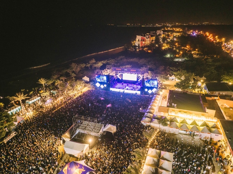 墾丁年度音樂盛事「台灣祭」連3年破百萬人次，5日最終日有多組樂團輪番登場，現場人潮滿滿、宛如不夜城。(屏東縣政府傳播暨國際事務處提供)(圖：中央社)
