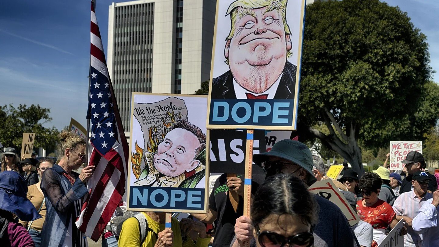 全美各地計劃在5日舉行約1,200場「Hands Off」(把手拿開)示威活動，讓反對川普的抗議者有機會集體表達他們的不滿。(X@Mollyploofkins)