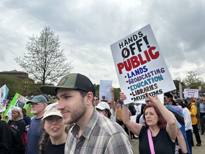 成千上萬的美國民眾19日進行第二輪大規模示威活動，反對川普和他的強硬政策。(圖：中央社)