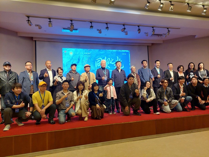 首屆「同契之光」海峽兩岸青少年動漫繪畫作品展及研習營開幕式5日在上海舉行。已故台灣漫畫家蕭言中的太太謝玒玲(後排左4)與兒子蕭邵陽(前排右4)受邀參加。上海市台辦副主任陽禮華(左8)出席。(圖：中央社)