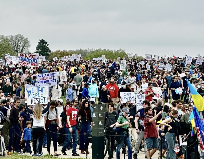 大批民眾5日齊聚美國華府國家廣場示威，抗議美國總統川普的各項政策。(圖：中央社)