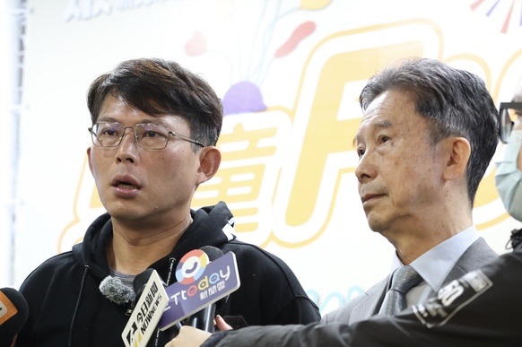 美國總統川普宣布對台課32%關稅。民眾黨主席黃國昌(左)、民眾黨新北市黨部主委周台竹(右)6日在新北市板橋遠東百貨出席兒童節活動前接受媒體聯訪，回應相關議題。(圖：中央社)