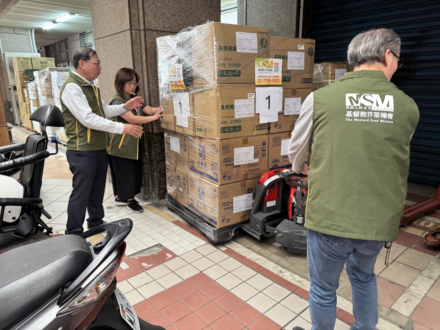 緬甸強震賑災，芥菜種會首批1噸重的物資於7日下午裝載完成，8日將緊急空運送往緬甸。(芥菜種會提供)