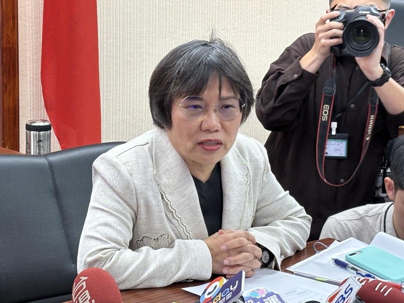 民進黨立委提案修法，主張大陸地區配偶定居台灣設立戶籍後，欲申請國民身分證，仍應回歸國籍法並放棄其原國籍。內政部長劉世芳（中）7日表示，這是可以參考的方向。 (圖：中央社)