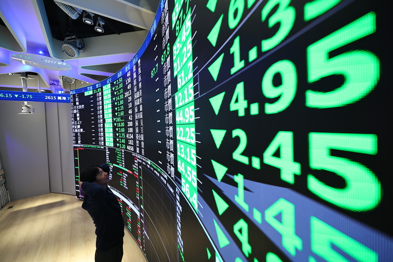 台北股市7日連假後開盤，創下史上最大跌點。國安基金傍晚宣布不排除召開國安基金臨時委員會，以維護投資人信心及我國資本市場穩定。 (圖：中央社)