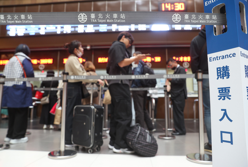 台北車站台鐵售票處民眾排隊購票。(資料照/圖：中央社)
