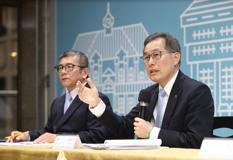 台鐵公司7日下午舉行「台鐵票價合理化記者會」，總經理馮輝昇(右)、營業處長陳榮彬(左)等人出席。(圖：中央社)