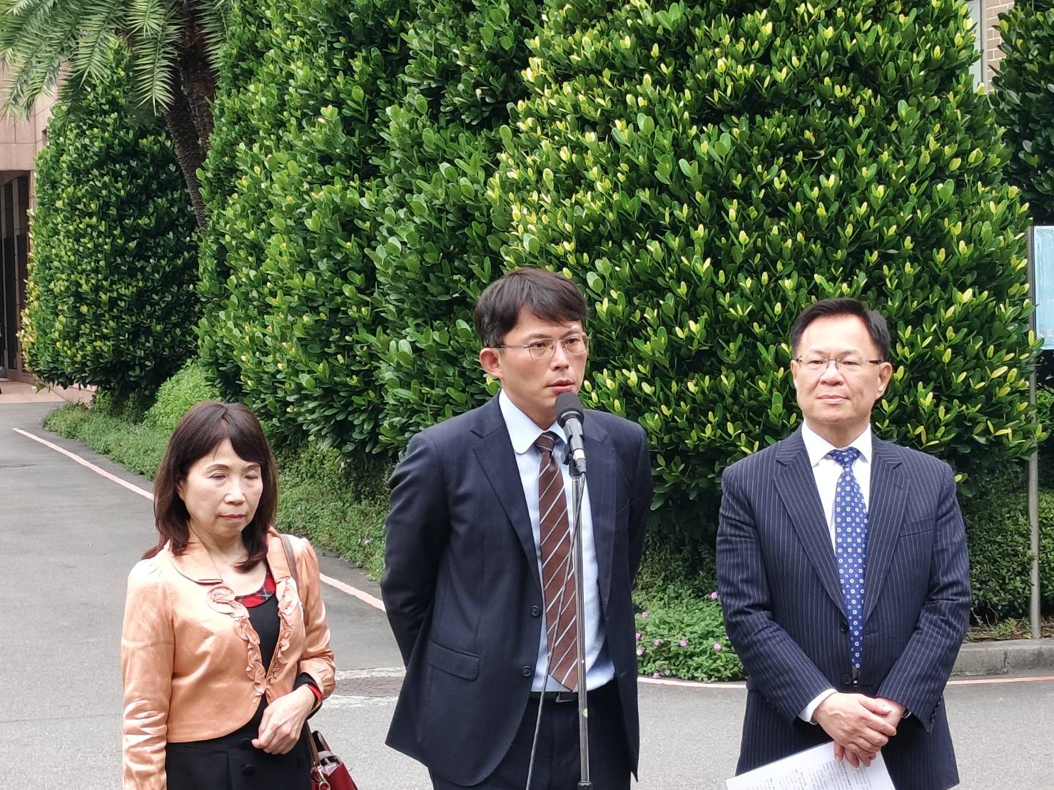 行政院今天(7日)下午召集立院朝野黨團協商應對關稅衝擊，民眾黨團總召黃國昌(中)呼籲，政院應盡速向國會提出衝擊評估報告。(鄭佑漢攝)