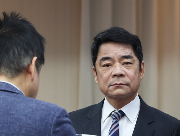 立法院交通委員會7日審查「國營台灣鐵路股份有限公司設置條例第10條及第23條條文修正草案」等案，交通部政務次長、台鐵代理董事長伍勝園(右)列席會議。(圖：中央社)