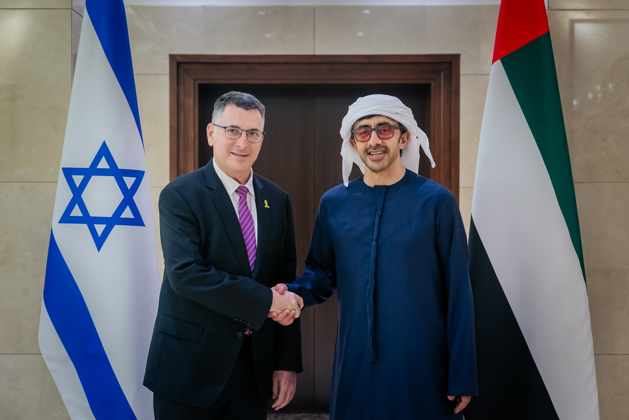 阿拉伯聯合大公國外長阿布杜拉(Sheikh Abdullah bin Zayed Al Nahyan)(圖右)6日在阿布達比接見以色列外長薩爾(Gideon Saar)。(X@OFMUAE)